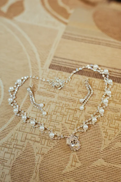 Coração feito com corrente de prata isolado em branco. Decoração de noiva jóias de casamento — Fotografia de Stock