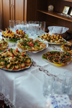 Yemek ve içecek dolu bir masa.