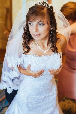 güzel beyaz gelin düğün töreni için hazırlanıyor