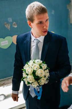 Holding buket damat. Kavram resim - genç adam bekleyen kadın