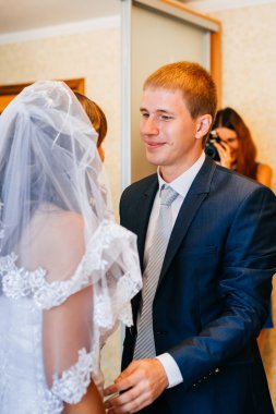 Yakışıklı damat ilk kez onun gelin evinde düğün gününde karşılar.