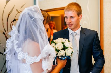 Yakışıklı damat ilk kez onun gelin evinde düğün gününde karşılar.