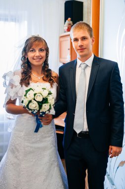 Yakışıklı damat ilk kez onun gelin evinde düğün gününde karşılar.