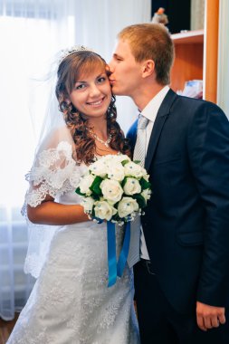 Yakışıklı damat ilk kez onun gelin evinde düğün gününde karşılar.