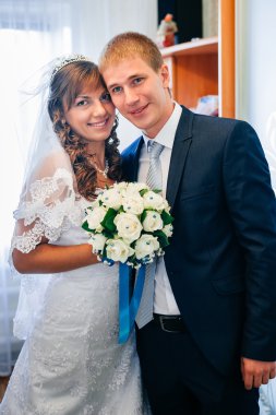 Yakışıklı damat ilk kez onun gelin evinde düğün gününde karşılar.