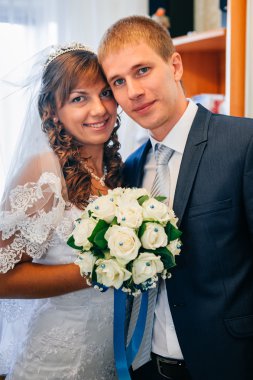 Yakışıklı damat ilk kez onun gelin evinde düğün gününde karşılar.