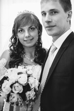 Yakışıklı damat ilk kez onun gelin evinde düğün gününde karşılar.