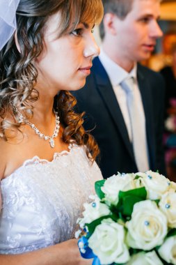 Yakışıklı damat ilk kez onun gelin evinde düğün gününde karşılar.