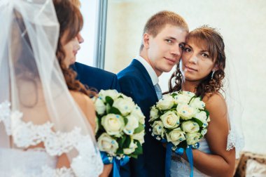 Yakışıklı damat ilk kez onun gelin evinde düğün gününde karşılar.