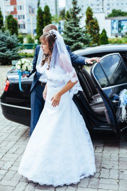 Mutlu damat gelin düğün arabadan yardım.