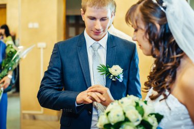 Damat halkada geline bir el koyar.