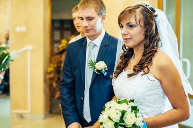 Damat halkada geline bir el koyar.