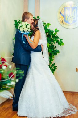 Düğün töreni. Kayıt ofisi. Bir yeni evli çift evlilik belgesi imzalar.