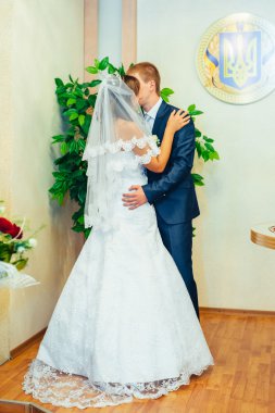 Düğün töreni. Kayıt ofisi. Bir yeni evli çift evlilik belgesi imzalar.