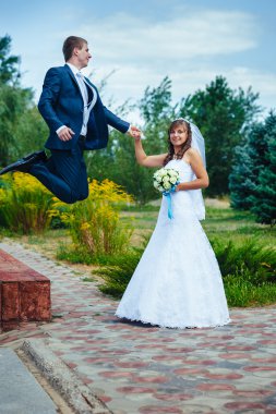 Gelin ve damat havada atlama