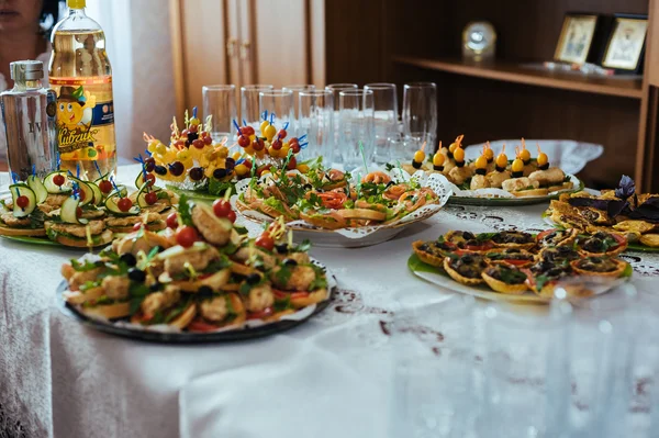 Stół z jedzeniem i piciem — Zdjęcie stockowe