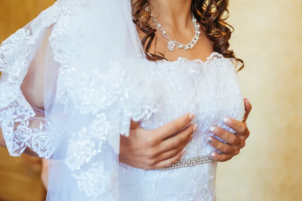 美丽的白种人新娘为婚礼做准备 — Stockfoto
