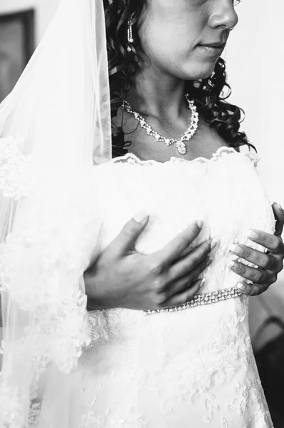 Beautiful caucasian bride getting ready for the wedding ceremony — Stock Photo, Image