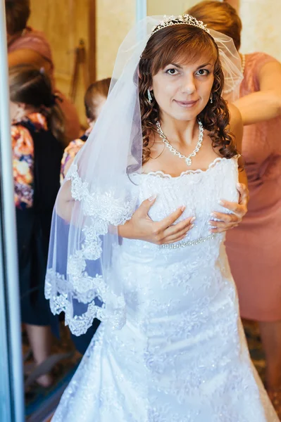 Beautiful caucasian bride getting ready for the wedding ceremony — Stock Photo, Image