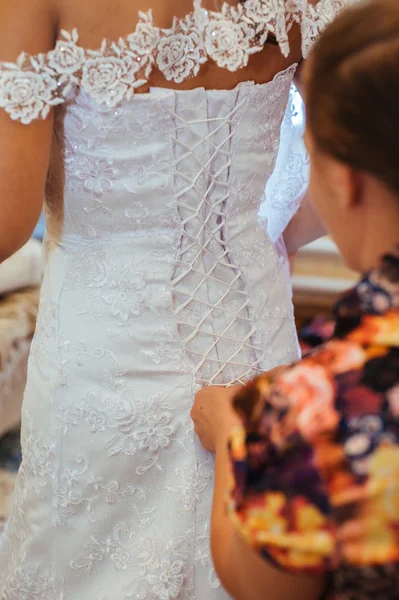 Beautiful caucasian bride getting ready for the wedding ceremony — Stock Photo, Image