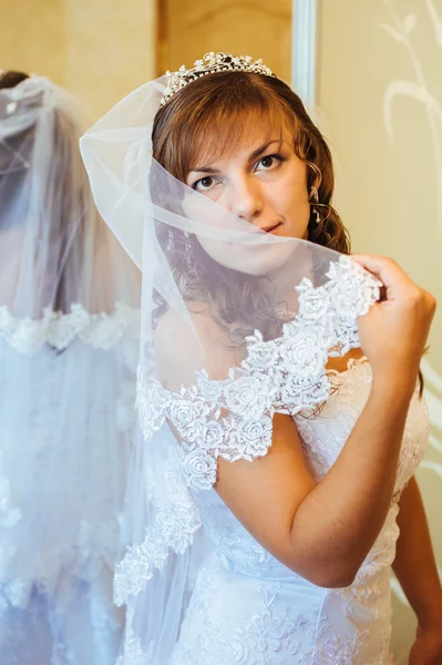 Bela noiva caucasiana se preparando para a cerimônia de casamento — Fotografia de Stock