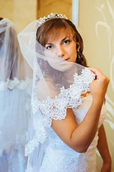 Güzel beyaz gelin düğün töreni için hazırlanıyor — Stok fotoğraf