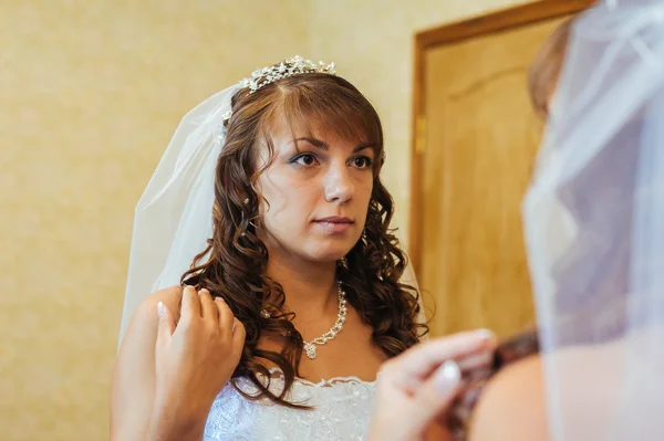 Hermosa novia caucásica preparándose para la ceremonia de boda — Foto de Stock