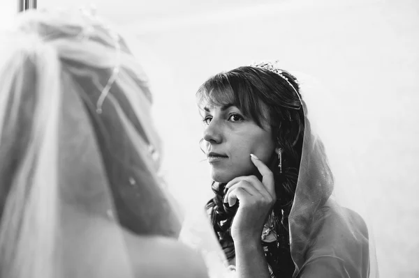 Beautiful caucasian bride getting ready for the wedding ceremony — Stock Photo, Image