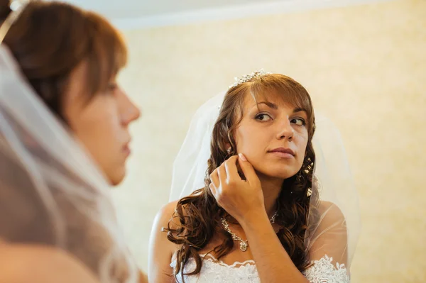 Прекрасная кавказская невеста готовится к свадьбе — стоковое фото