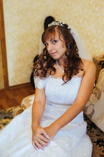 Hermosa novia caucásica preparándose para la ceremonia de boda — Foto de Stock