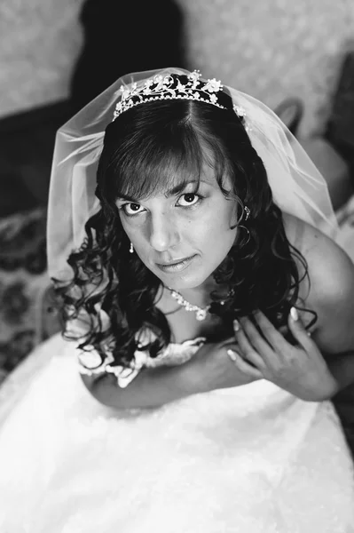 Beautiful caucasian bride getting ready for the wedding ceremony — Stock Photo, Image