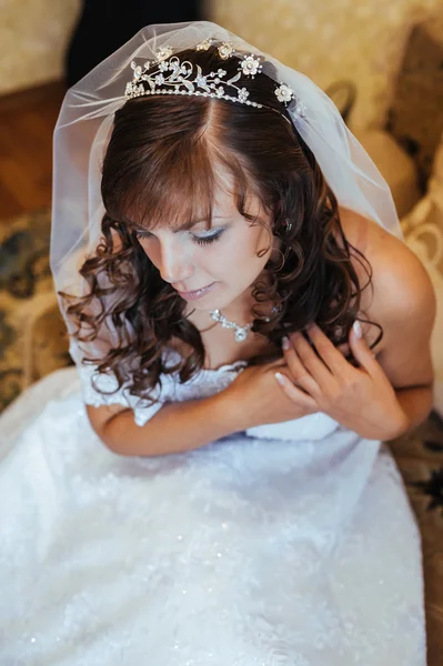 Bela noiva caucasiana se preparando para a cerimônia de casamento — Fotografia de Stock