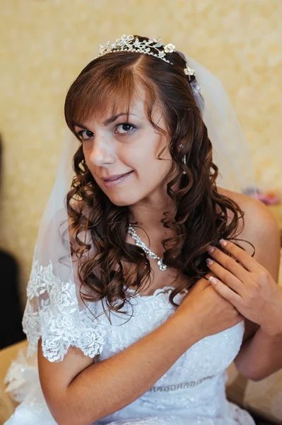 Hermosa novia caucásica preparándose para la ceremonia de boda —  Fotos de Stock