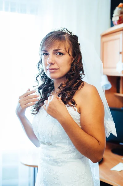 Hermosa novia caucásica preparándose para la ceremonia de boda —  Fotos de Stock