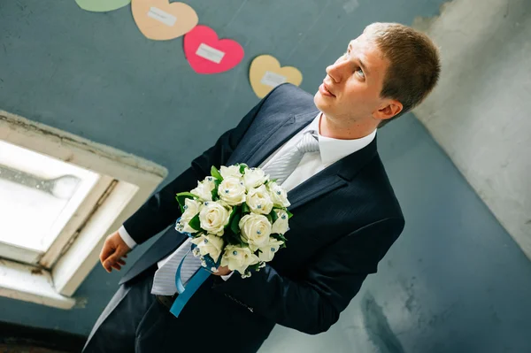 El novio sostiene el ramo. Imagen conceptual - joven hombre esperando mujer —  Fotos de Stock