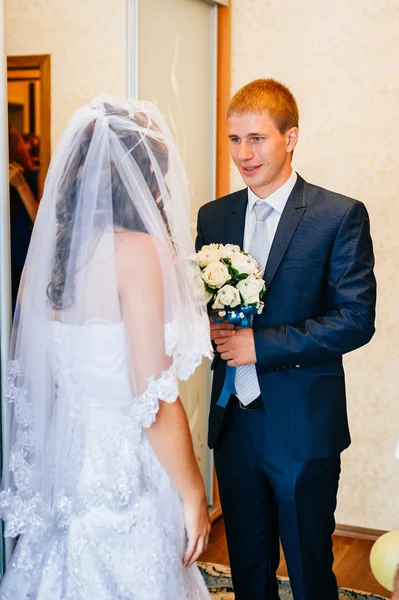 Schöner Bräutigam trifft seine Braut zum ersten Mal an einem Hochzeitstag in ihrem Haus. — Stockfoto