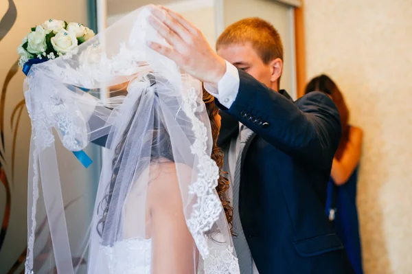 Bello sposo prima volta incontra la sua sposa a casa sua il giorno del matrimonio . — Foto Stock