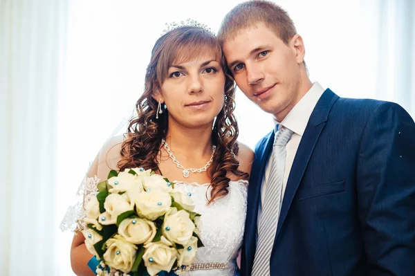 Bonito noivo primeira vez encontra sua noiva em sua casa em um dia de casamento . — Fotografia de Stock