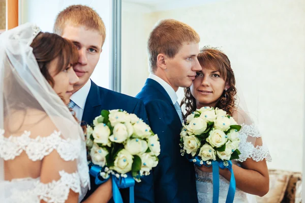 Knappe bruidegom eerst voldoet aan van zijn bruid bij haar huis op een trouwdag. — Stockfoto