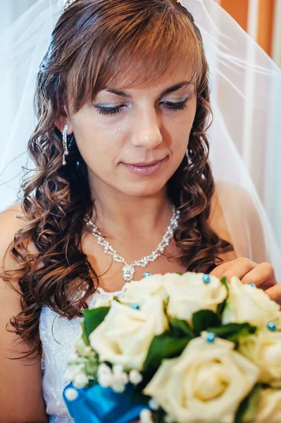 Bukiet ślubny, kwiaty w rękach narzeczonych — Zdjęcie stockowe