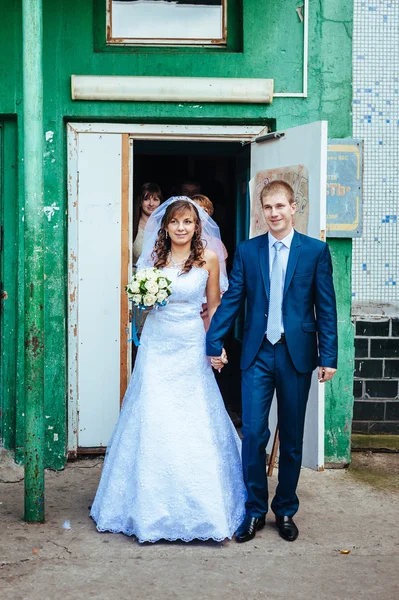 Felice sposa e lo sposo in posa dalla vecchia casa — Foto Stock