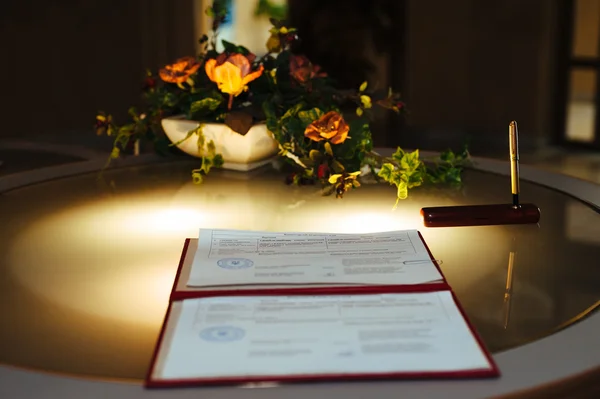 Pengantin dan Pengantin pria menandatangani akta pernikahan — Stok Foto