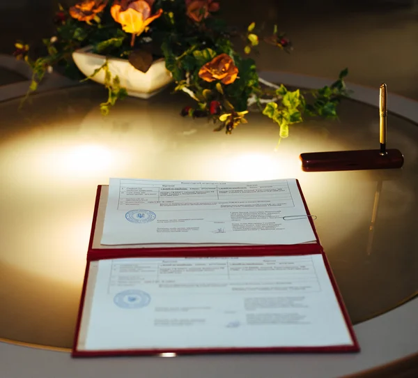 Pengantin dan Pengantin pria menandatangani akta pernikahan — Stok Foto
