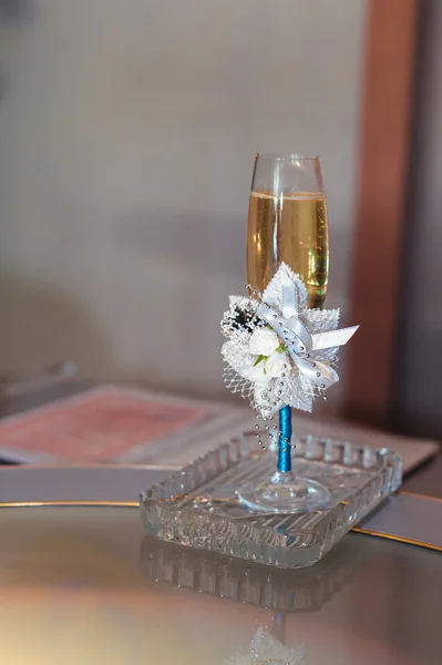 Закрытие украшения бокала шампанского на день свадьбы — стоковое фото