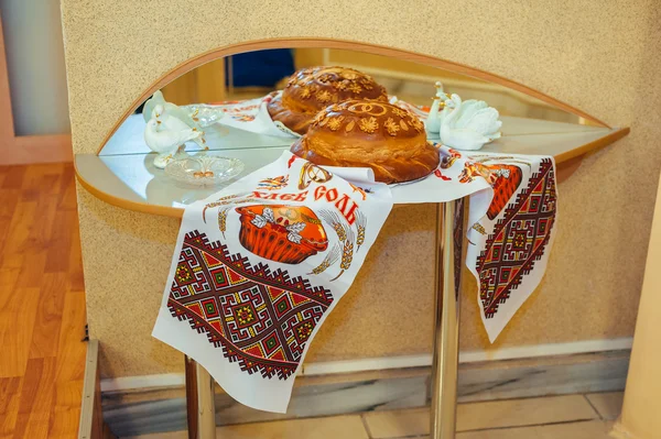 Roti pernikahan dari adonan tepung gandum yang dihiasi dengan bunga - roti bundar tradisional Ukraina - handuk bordir — Stok Foto