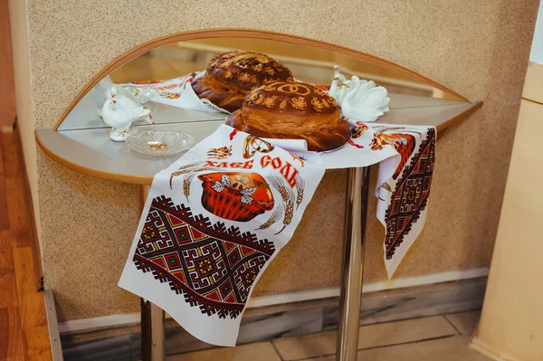 Roti pernikahan dari adonan tepung gandum yang dihiasi dengan bunga - roti bundar tradisional Ukraina - handuk bordir — Stok Foto