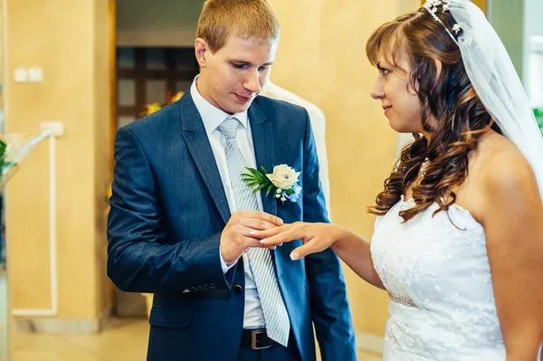 El novio pone en el anillo la mano a la novia —  Fotos de Stock