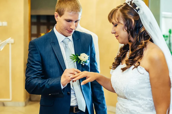 De bruidegom legt op ring een hand aan de bruid — Stockfoto