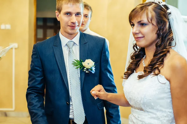 Lo sposo mette su anello una mano alla sposa — Foto Stock