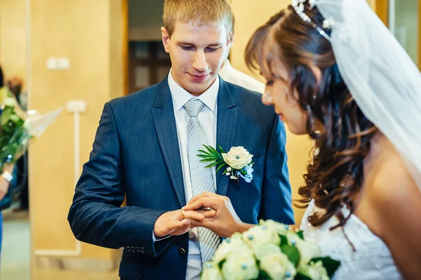 Brudgummen sätter på ring en hand till bruden — Stockfoto